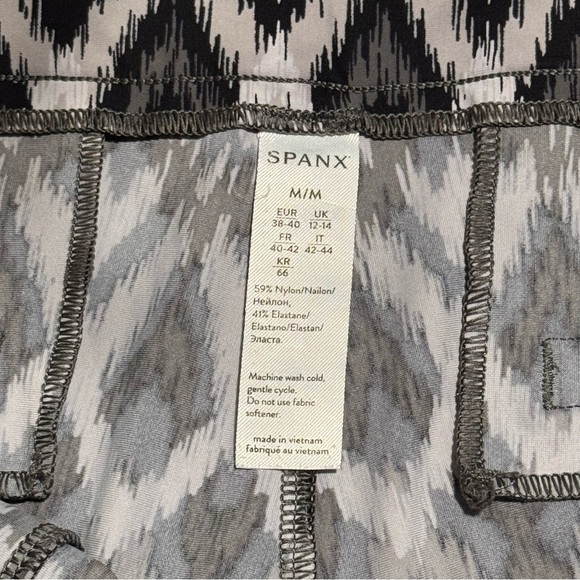 Spanx Medium Ikat Sunshine Pull On 6” Shorts Casual Comfort Stretch Golf Travel - Picture 3 of 5